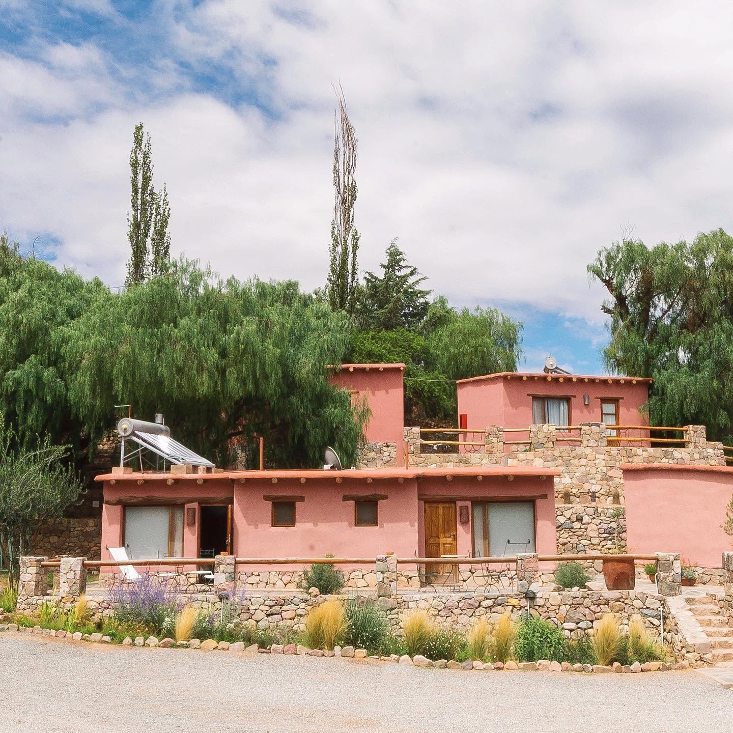 Experiencias en Villa del Cielo: Vino de Altura, Gastronomía y Alojamiento.